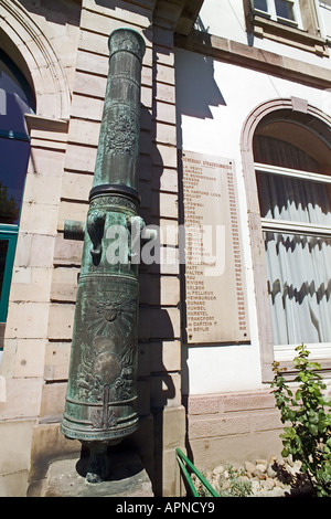 CANON ANCIEN DÉCORÉ SUR LA FAÇADE DU MESS DE L'OFFICIER STRASBOURG ALSACE FRANCE EUROPE Banque D'Images