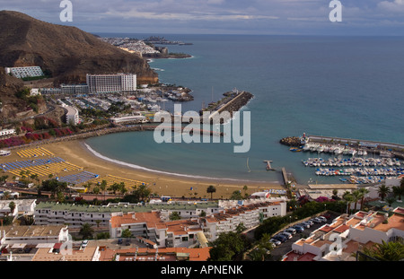 Vue aérienne de la belle mais très développé cove de Puerto Rico à Gran Canaria sur la côte des Iles Canaries Espagne Banque D'Images