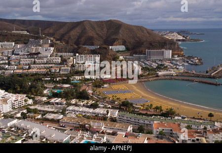 Vue aérienne de la belle mais très développé cove de Puerto Rico à Gran Canaria sur la côte des Iles Canaries Espagne Banque D'Images