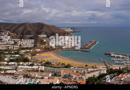 Vue aérienne de la belle mais très développé cove de Puerto Rico à Gran Canaria sur la côte des Iles Canaries Espagne Banque D'Images