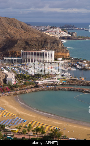 Vue aérienne de la belle mais très développé cove de Puerto Rico à Gran Canaria sur la côte des Iles Canaries Espagne Banque D'Images