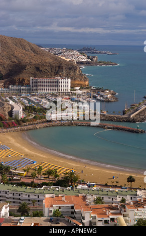 Vue aérienne de la belle mais très développé cove de Puerto Rico à Gran Canaria sur la côte des Iles Canaries Espagne Banque D'Images