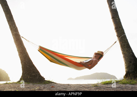 Mid adult man sleeping in hammock, St John, US Virgin Islands, USA Banque D'Images