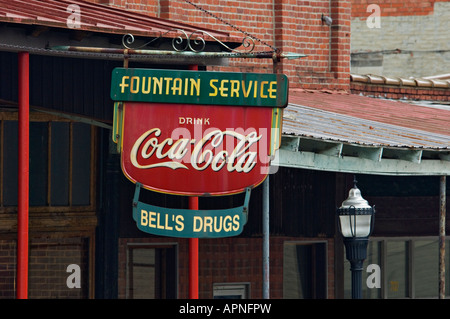 Vieille pendaison signe pour la publicité des médicaments s Bell Coca Cola et la fontaine publique Sebree Kentucky Banque D'Images