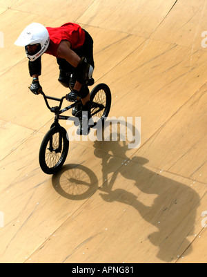 Biker BMX sur la rampe de skate jeux urbains, Londres Banque D'Images