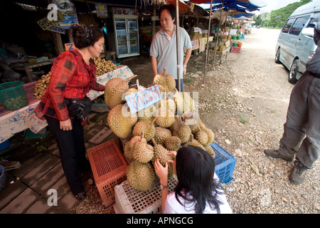 Fruits durian à vendre dans un marché thaïlandais Banque D'Images