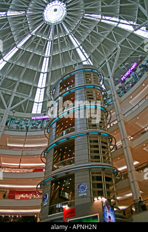 Centre commercial de Kuala Lumpur Mid Valley Mega Mall, de l'élévateur intérieur futuriste Banque D'Images