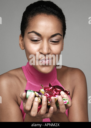 Young woman holding candies Banque D'Images