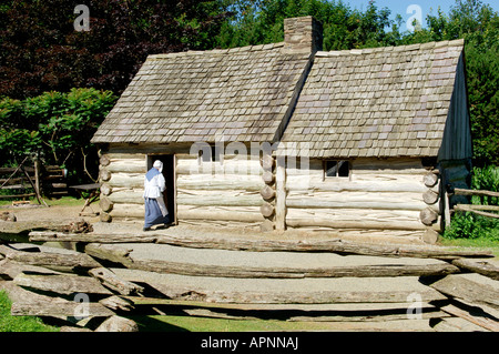 Ulster American Folk Park, comté de Tyrone, Irlande. Reconstruction de Pennsylvanie log cabin habité par 19E C. émigrants Ulster Banque D'Images