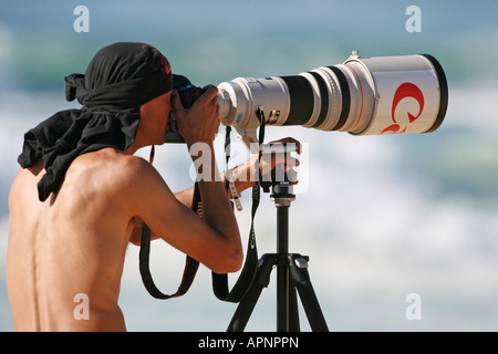 Un photographe à l'aide d'un super téléobjectif. Banque D'Images