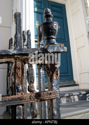 Époque Régence fortement corrodées en fer forgé à l'extérieur de l'établissement Regency House dans Laura Place Aberystwyth au Pays de Galles Ceredigion UK Banque D'Images
