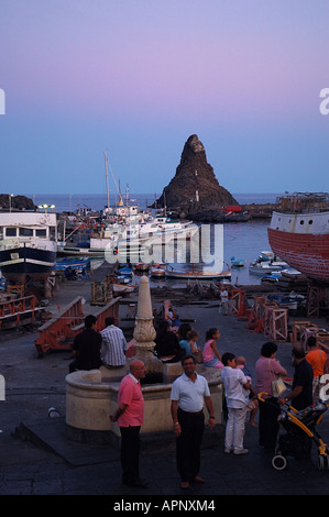 Aci Trezza Harbour au coucher du soleil, Sicile Banque D'Images