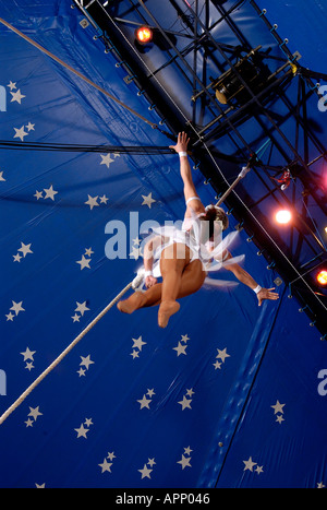 Circus acrobats effectuant à l'intérieur du big top Banque D'Images