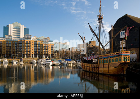 St Katherine Docks avec des répliques de Jean Cabot s caravel en bois voilier Matthieu de Bristol Londres Banque D'Images