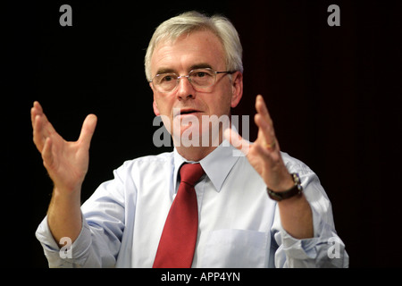 John McDonell MP Glasgow, président de la Commission de la représentation du travail. "Pas en mon nom", nouvelle entreprise Social Club, la technologie Drive, Beeston, Nottingham, Royaume-Uni Banque D'Images