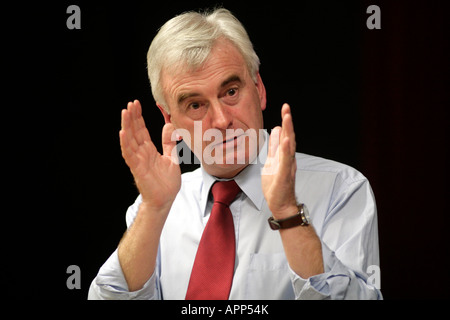 John McDonell MP Glasgow, président de la Commission de la représentation du travail. "Pas en mon nom", nouvelle entreprise Social Club, la technologie Drive, Beeston, Nottingham, Royaume-Uni Banque D'Images