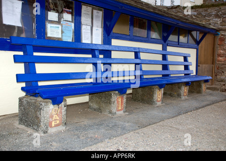 Banc bleu vif avec des chiffres et des lettres, sur la base, Cornwall Banque D'Images