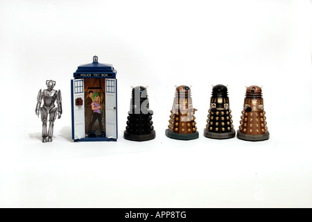 Quatre Daleks jouet, un Tardis, et l'un Cyberman. Daleks, le Tardis et cybermen sont synonymes de la série TV de la BBC qui « docteur' Banque D'Images