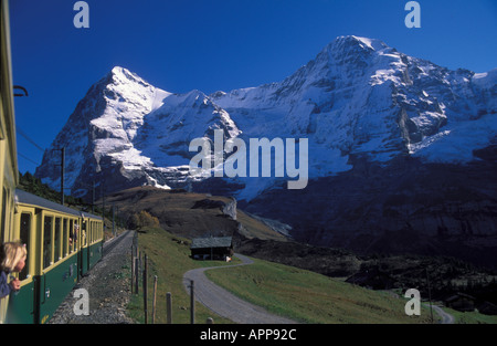 Wengernalp railroad avec Mtns Eiger et Moench à Wengernalp sur voie à Kleine Scheidegg Alpes bernoises en Suisse Banque D'Images