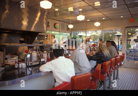 Les personnes au diner restaurant Johnny Rockets à Melrose Avenue à Hollywood Los Angeles California USA Banque D'Images