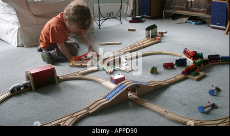 Lewis s âgés de 3 jouets favoris sa rame en bois Banque D'Images