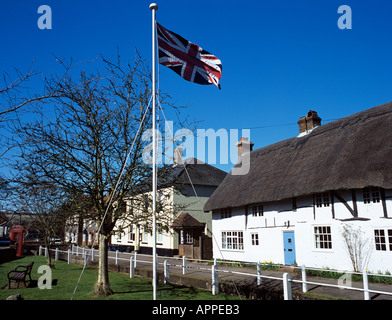 Union Jack flag et chaumières par Triangle rondelles sur les rives de village green River East Meon Meon Hampshire England UK Banque D'Images