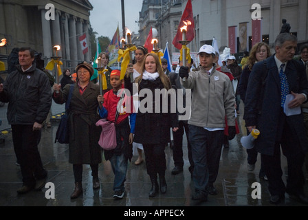 Gens portant torches olympiques à Londres pour le relais de la Flamme des droits de l'homme à l'échelle mondiale, appelant à la Chine pour perdre les Jeux Olympiques. Banque D'Images