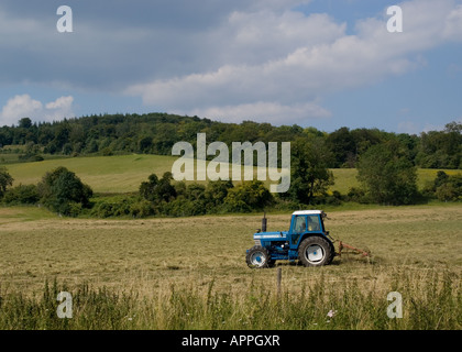 Le tracteur dans le champ, à proximité de Newlands Corner à Surrey Banque D'Images