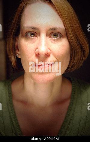 Gros plan recadré fermement Studio Portrait d'une femme blonde à peau claire portant un Top vert Copy Space Banque D'Images