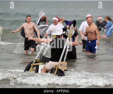 Les nageurs lors de l'assemblée 'froide' de balancier plongent dans la mer du Nord au large de Aberdeen, Écosse, Royaume-Uni, le Lendemain de Noël 26 Décembre Banque D'Images