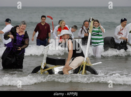 Les nageurs lors de l'assemblée 'froide' de balancier plongent dans la mer du Nord au large de Aberdeen, Écosse, Royaume-Uni, le Lendemain de Noël 26 Décembre Banque D'Images