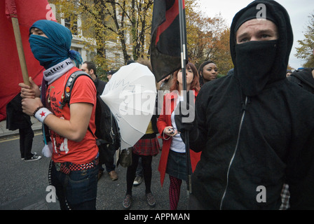 Les manifestants masqués dans la 'bash' riche en mars groupe anarchiste de Londres Classe 'guerre' dans Notting Hill Banque D'Images