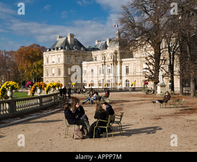 Jardin du Luxembourg jardins et le palais avec des étudiants assis parler ensemble, Paris Banque D'Images