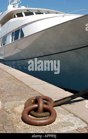 Bateau yacht amarré à un quai Banque D'Images