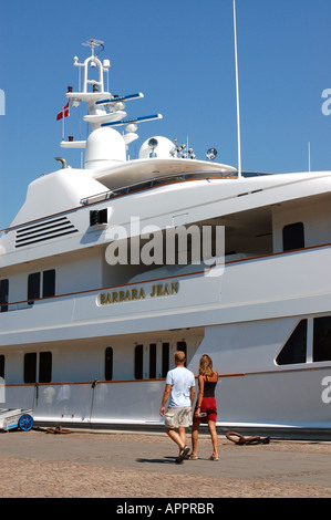 Bateau yacht amarré à un quai Banque D'Images