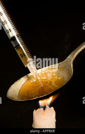 Préparation de l'héroïne dans une cuillère avec aiguille Banque D'Images