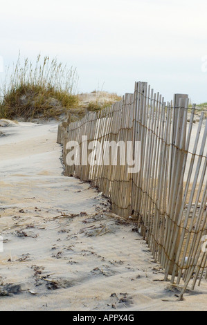 Une clôture du vent sur les dunes de sable dans les Outer Banks NC Banque D'Images