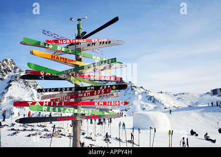 Les panneaux fabriqués à partir de skis à top station Silvretta Arena Samnaun Ischgl en Autriche Europe Banque D'Images
