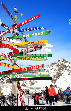 Les panneaux fabriqués à partir de skis à top station Silvretta Arena Samnaun Ischgl en Autriche Europe Banque D'Images