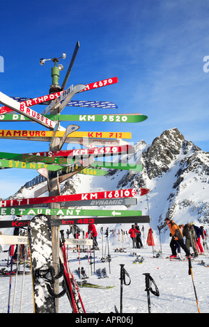 Les panneaux fabriqués à partir de skis à top station Silvretta Arena Samnaun Ischgl en Autriche Europe Banque D'Images
