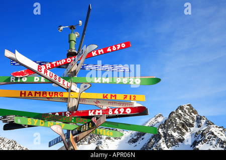 Les panneaux fabriqués à partir de skis à top station Silvretta Arena Samnaun Ischgl en Autriche Europe Banque D'Images