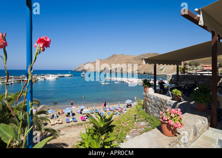 Café en bord de mer et port, Panormos, près de Réthymnon, Côte Nord, Crète, Grèce Banque D'Images