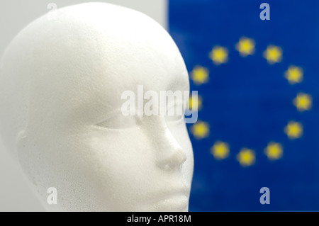 Une tête en mousse de polystyrène blanche avec un drapeau européen dans le arrière-plan Banque D'Images