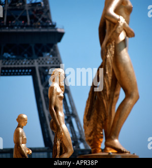 EU FR France Ile de France Paris 16 ème arrondissement Golden women statues dans le Palais de Chaillot la Tour Eiffel dans le Banque D'Images