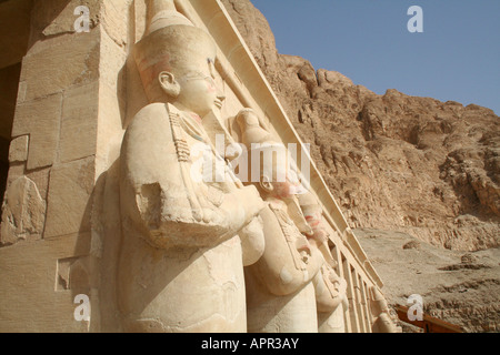 La reine Hatshepsout temple funéraire - Statue Osirienne Osiris (Dieu) d'Hatshepsout [Ad Deyr al Bahri, l'Égypte, les États arabes, l'Afrique]. . Banque D'Images