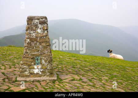 Un pilier de triangulation sur le sommet de Mam Tor dans le Peak District Banque D'Images