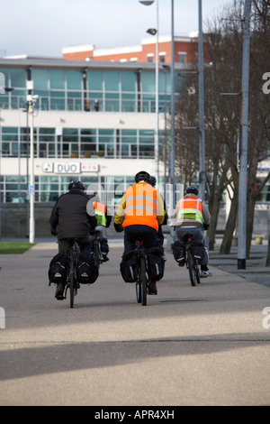 Groupe de cyclistes portant des gilets haute visibilité sur piste cyclable dans l'Irlande du Nord Belfast laganside UK Banque D'Images