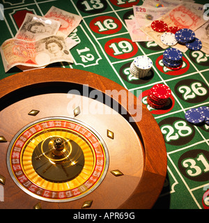 Roulette sur une table avec de l'argent et de copeaux Banque D'Images