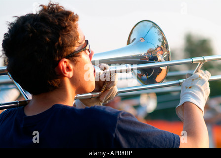 Étudiant à l'Université du Michigan trombone pratiques pendant les répétitions de l'U de Mich Marching Band. Banque D'Images