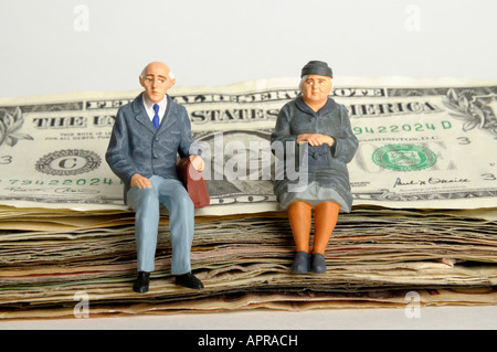 L'argent des pensions des aînés / concept dollars Banque D'Images
